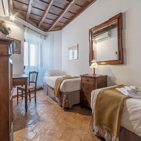 By The Charming Piazza Navona - FromhometoРим Екстер'єр фото